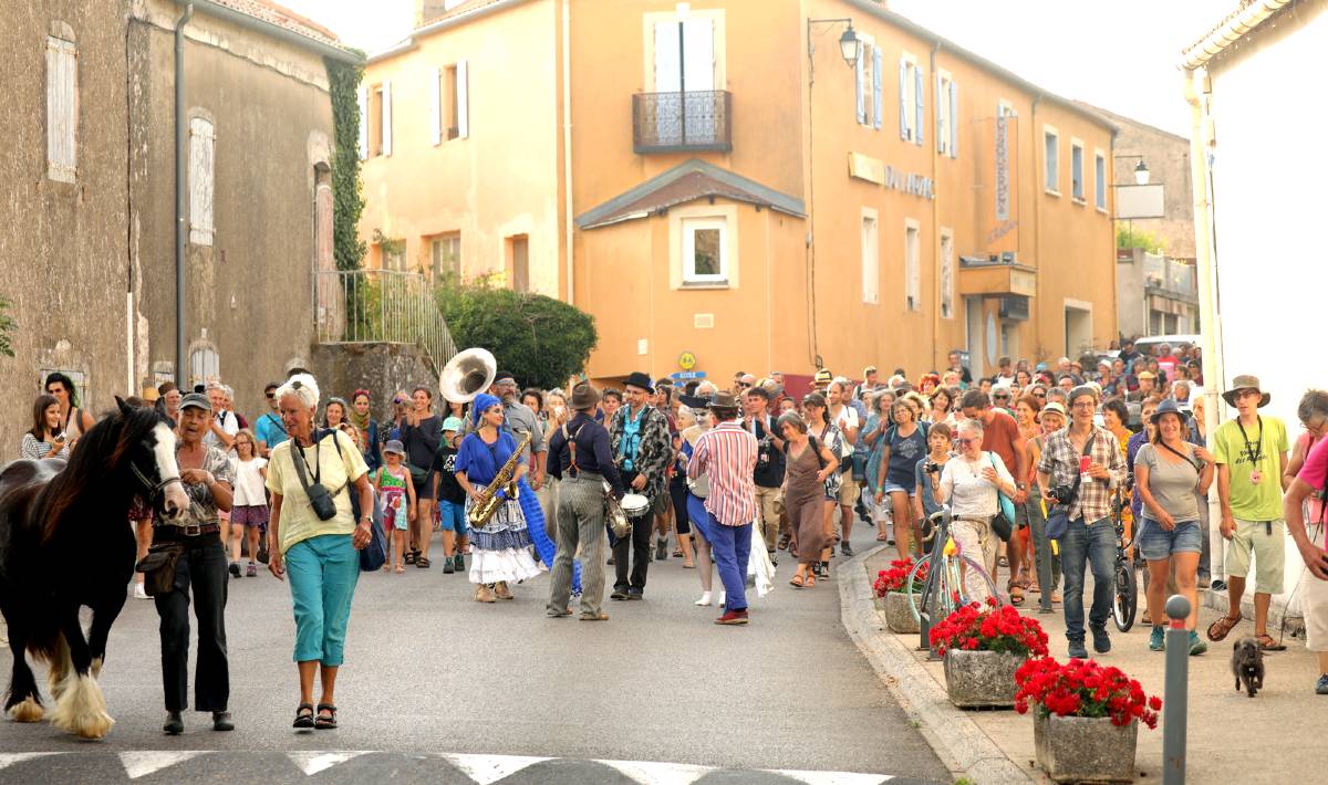 Défilé dans la rue du Caylar pour le festival du voyage lent