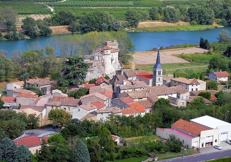 Vue sur le village, le chateau sur les rives du Rhône à Chateaubourg en Ardèche