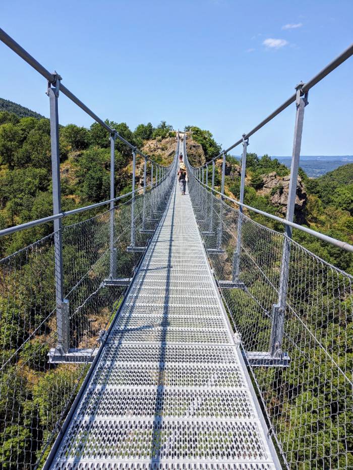 Vue sur la passerelle de Mazamet depuis le côté du chateau d'Hautpoul dans le Tarn, photo Voyage en Douce