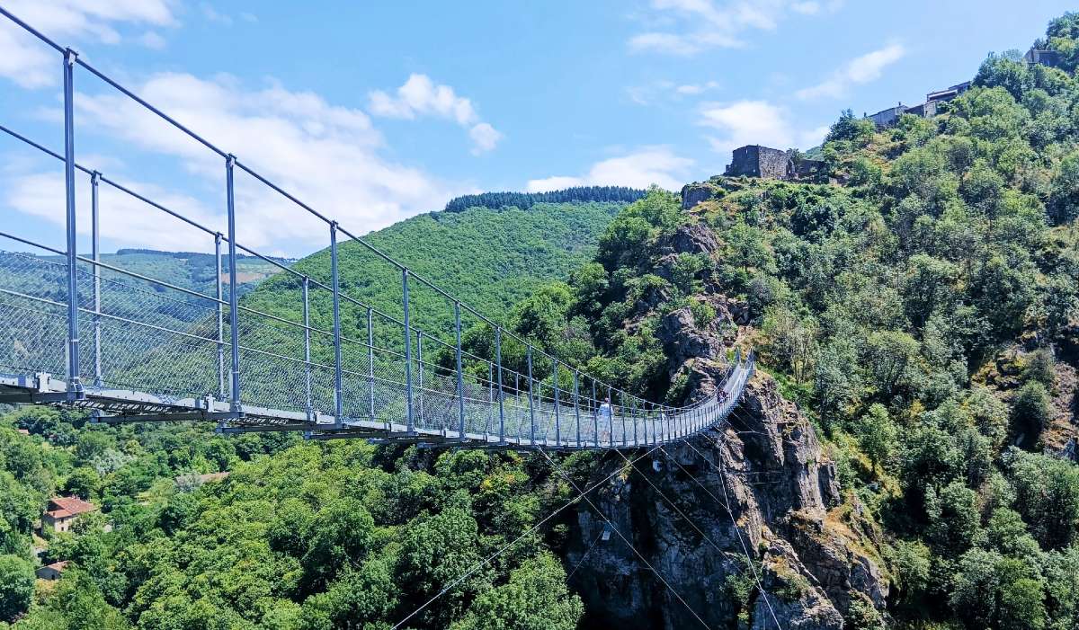 Vue sur la passerelle de Mazamet et les hauteurs de Hautpoul, photo Voyage en Douce