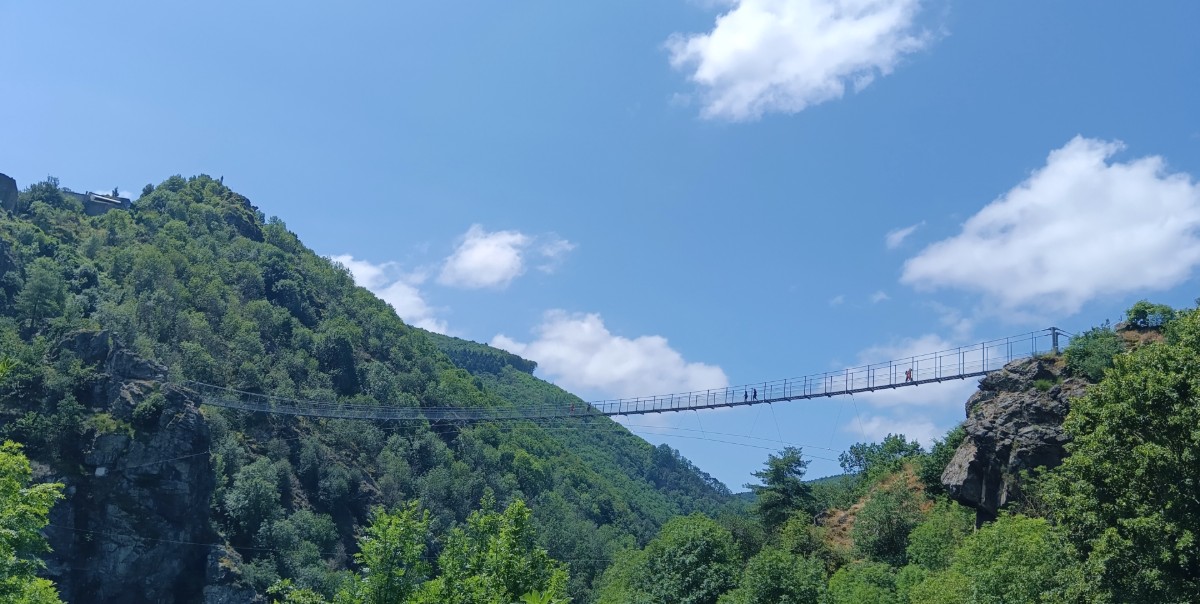Vue nord-ouest sur le pont himalayen piétonnier depuis les hauteurs de la vallée de l'Arnette côté Mazamet, photo Voyage en Douce