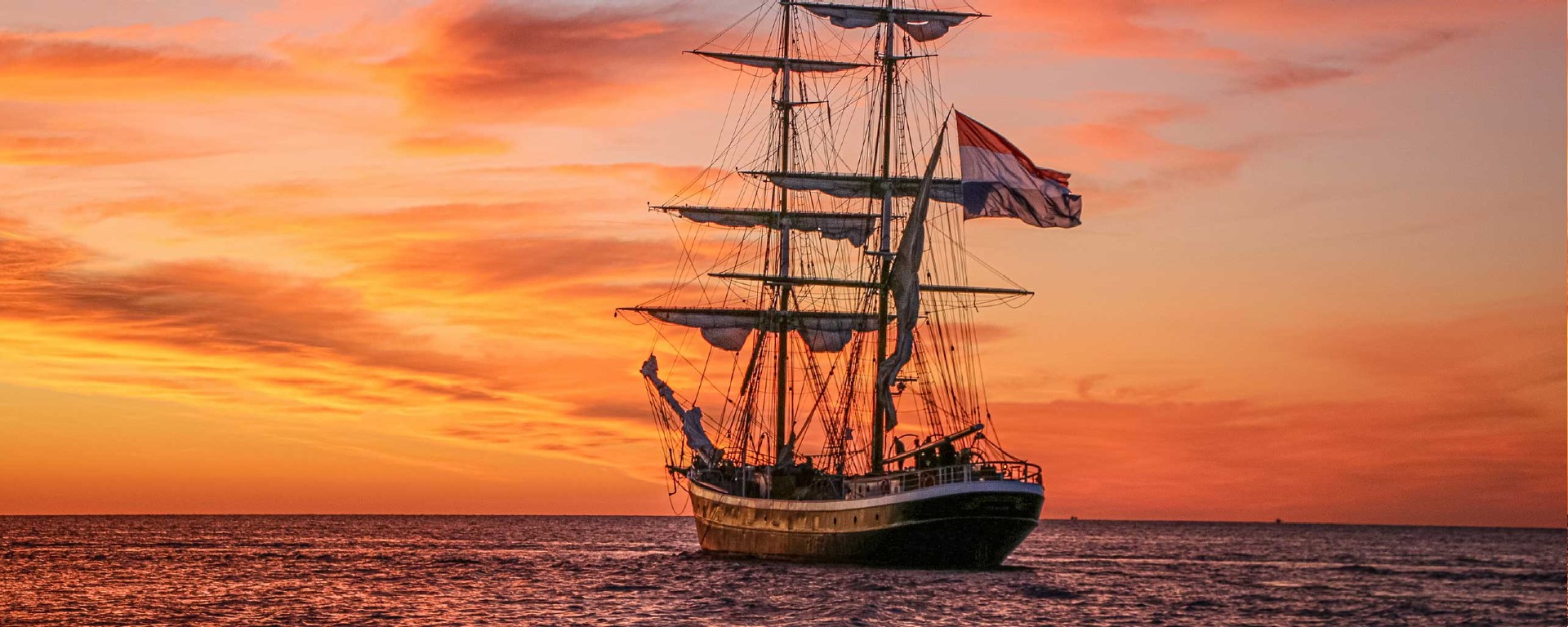 Escale à Sete, bateau naviguant sur fond de coucher de soleil en Méditerranée