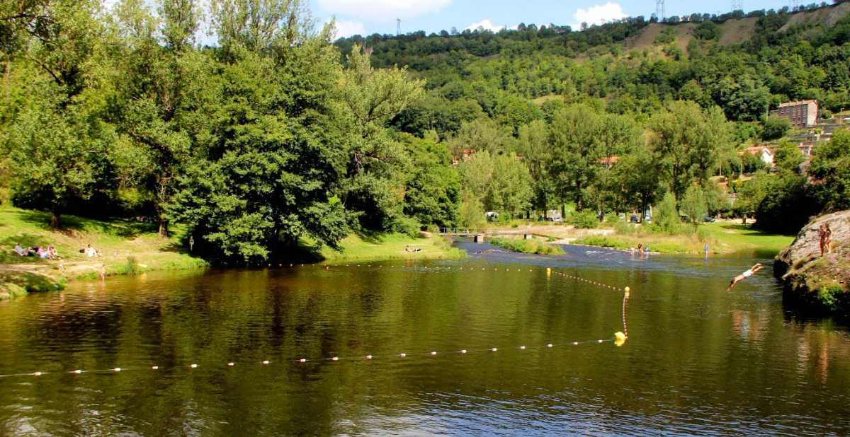 Plage surveillée en été avec baignade et plongeon à Monistrol-sur-Allier / photo Fabien Hisbacq