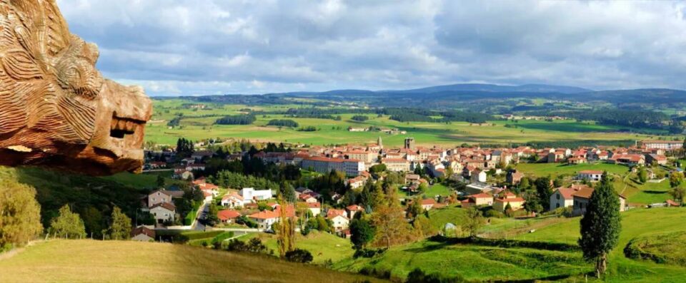 Vue sur la commune de Saugues et le Massif Central/ photo mairie