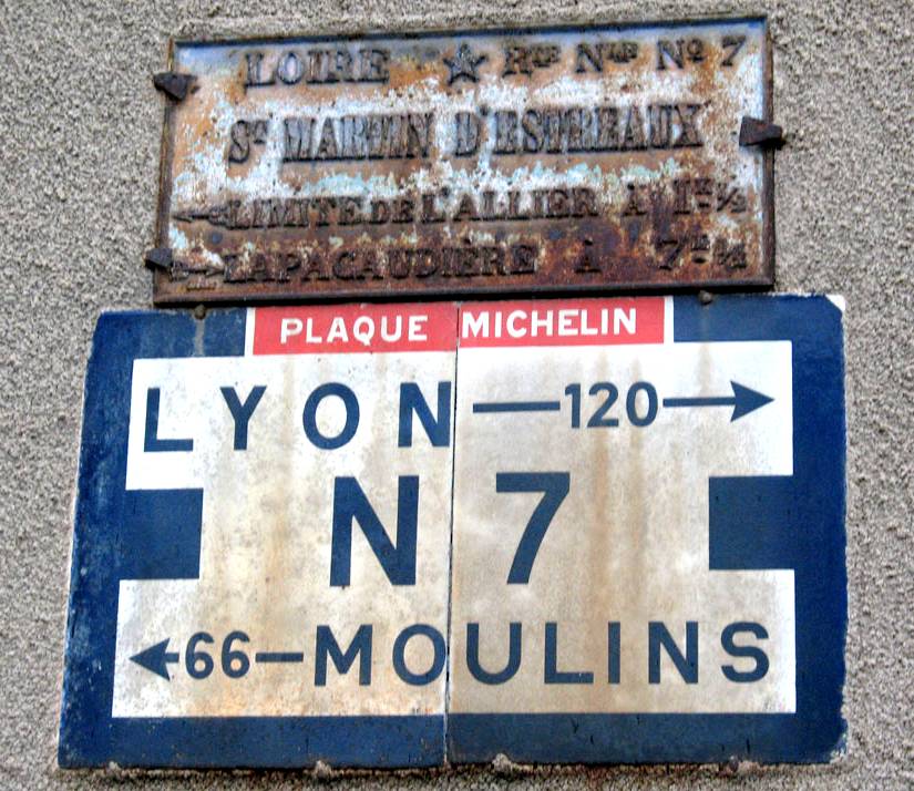 Plaque Michelin à Saint-Martin-d'Estréaux (Loire) avec ancien panneau des limites de l'Allier / photo Wikimédia