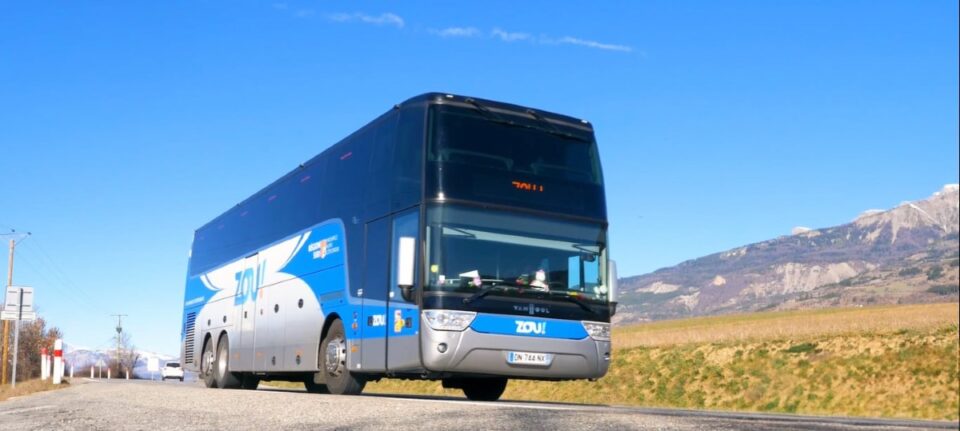 Bus ZOU sur une route en région Porovence Alpes Côte d'Azur sur fondde vignes et relief