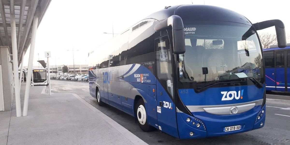 Bus LER PACA nouvelle génération dans une gare routière sur fond de parking
