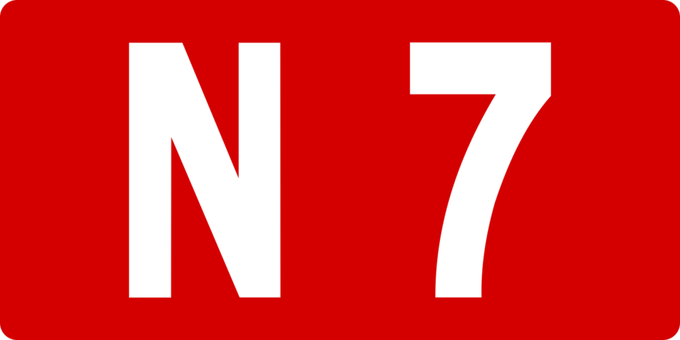 Panneau de la route nationale 7 de couleur rouge avec le texte N7 e n blanc