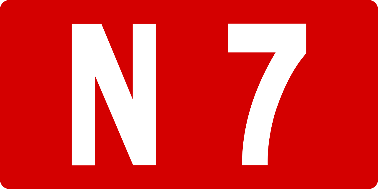 Panneau de la route nationale 7 de couleur rouge avec le texte N7 e n blanc