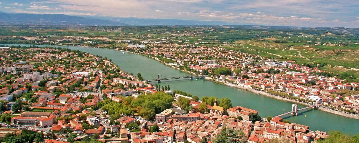 entre Drôme et Ardèche, vue aérienne sur le fleuve Rhône entre les villes de Tournon-sur-Rhône et Tain-l'Hermitage
